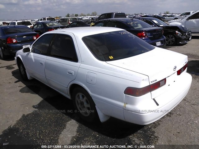 JT2BG22K4W0257436 - 1998 TOYOTA CAMRY CE/LE/XLE WHITE photo 3