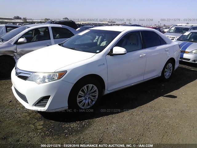 4T1BD1FK1CU017491 - 2012 TOYOTA CAMRY HYBRID/LE/XLE WHITE photo 2