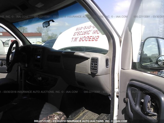 1GCFG25M211159255 - 2001 CHEVROLET EXPRESS G2500  WHITE photo 5