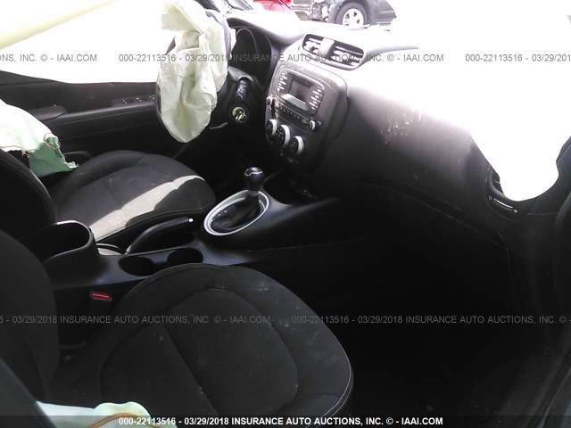 KNDJN2A20F7811668 - 2015 KIA SOUL SILVER photo 5