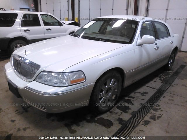 1LNHM82W05Y649339 - 2005 LINCOLN TOWN CAR SIGNATURE LIMITED WHITE photo 2