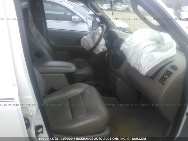 1FMYU04171KB91265 - 2001 FORD ESCAPE XLT WHITE photo 5