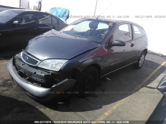 1FAFP31NX7W139163 - 2007 FORD FOCUS ZX3/S/SE/SES GRAY photo 2