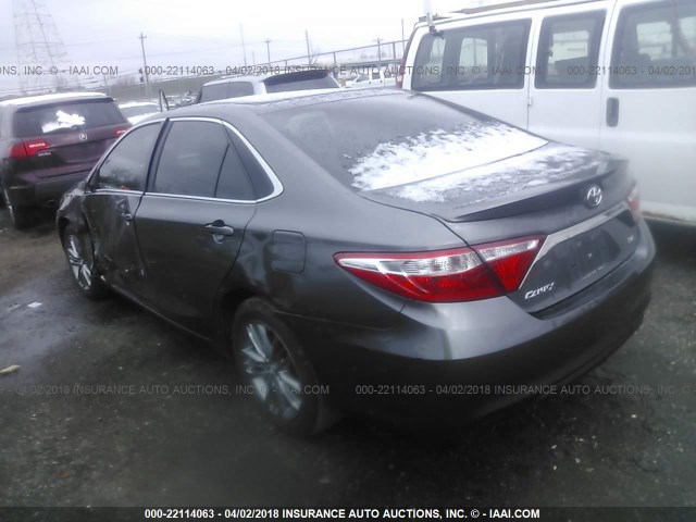 4T1BF1FK8GU131214 - 2016 TOYOTA CAMRY LE/XLE/SE/XSE GRAY photo 3