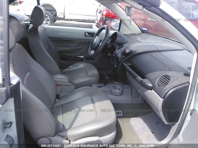 3VWBM31YX5M368772 - 2005 VOLKSWAGEN NEW BEETLE GL 白色 照片 5