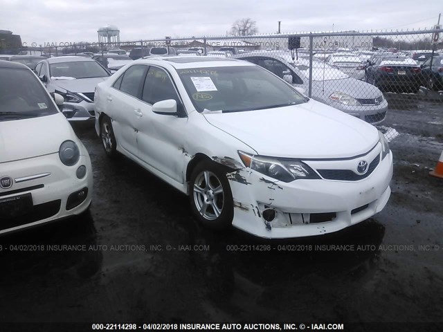 4T1BF1FKXCU500388 - 2012 TOYOTA CAMRY SE/LE/XLE WHITE photo 1