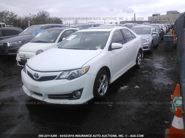 4T1BF1FKXCU500388 - 2012 TOYOTA CAMRY SE/LE/XLE WHITE photo 2