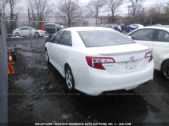 4T1BF1FKXCU500388 - 2012 TOYOTA CAMRY SE/LE/XLE WHITE photo 3