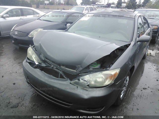 JTDBE32K340275474 - 2004 TOYOTA CAMRY LE/XLE GRAY photo 2