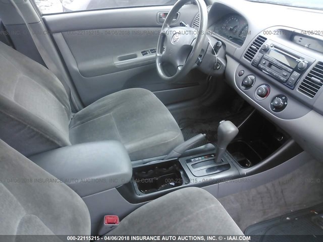 JTDBE32K340275474 - 2004 TOYOTA CAMRY LE/XLE GRAY photo 5