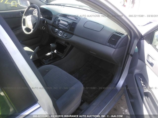 4T1BE30K35U092441 - 2005 TOYOTA CAMRY LE/XLE/SE 银色 照片 5