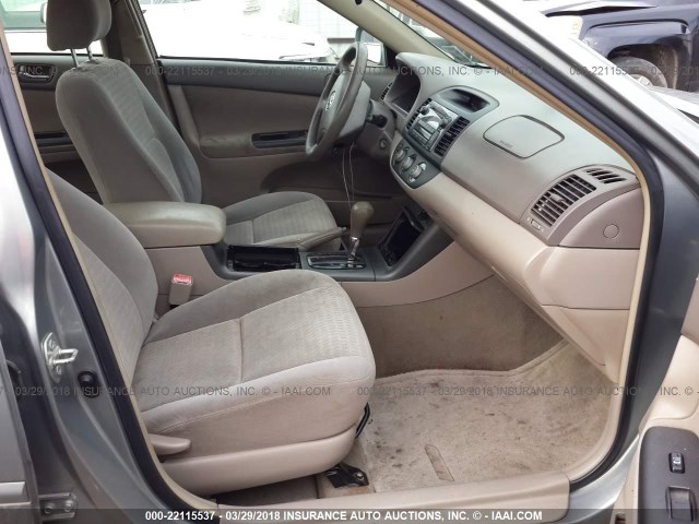 4T1BE32K55U990682 - 2005 TOYOTA CAMRY LE/XLE/SE 银色 照片 5