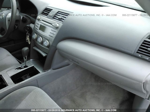 4T1BF3EK1BU174301 - 2011 TOYOTA CAMRY SE/LE/XLE GRAY photo 5