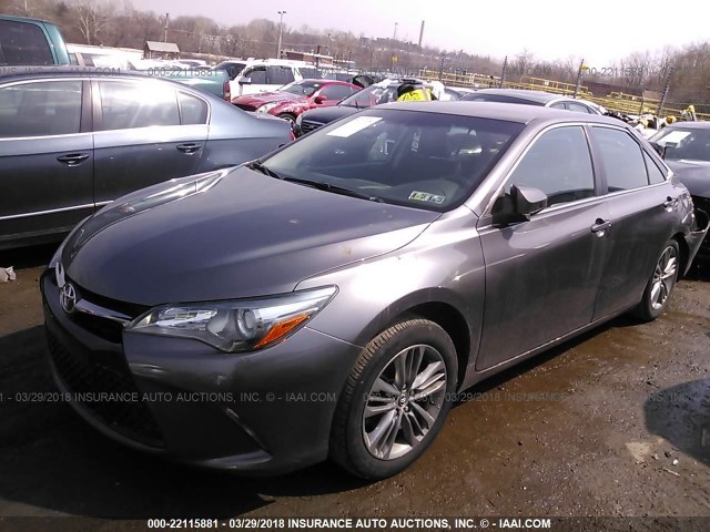 4T1BF1FKXGU233596 - 2016 TOYOTA CAMRY LE/XLE/SE/XSE GRAY photo 2