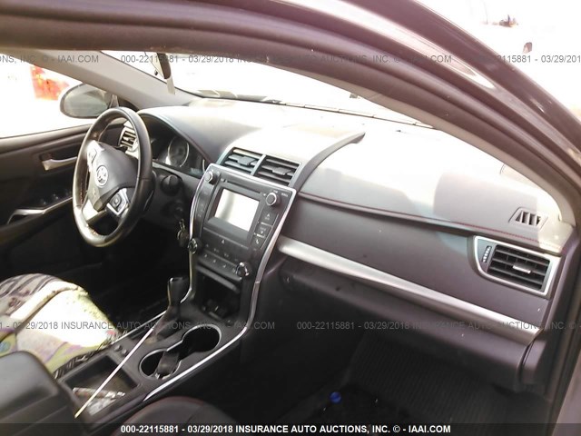 4T1BF1FKXGU233596 - 2016 TOYOTA CAMRY LE/XLE/SE/XSE GRAY photo 5