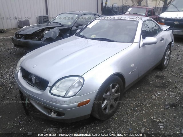 WDBKK47F8XF112975 - 1999 MERCEDES-BENZ SLK 230 KOMPRESSOR SILVER photo 2