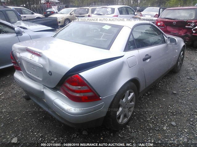 WDBKK47F8XF112975 - 1999 MERCEDES-BENZ SLK 230 KOMPRESSOR SILVER photo 4