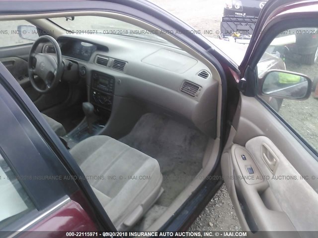 JT2BG22K5X0270777 - 1999 TOYOTA CAMRY LE/XLE MAROON photo 5