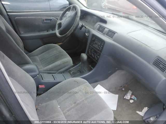 JT2BG22K5X0365503 - 1999 TOYOTA CAMRY LE/XLE GRAY photo 5