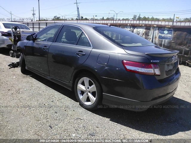 4T1BK3EK5AU098947 - 2010 TOYOTA CAMRY SE/LE/XLE Серый фото 3