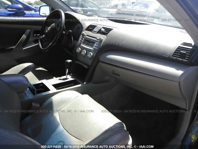 4T1BK3EK5AU098947 - 2010 TOYOTA CAMRY SE/LE/XLE Серый фото 5