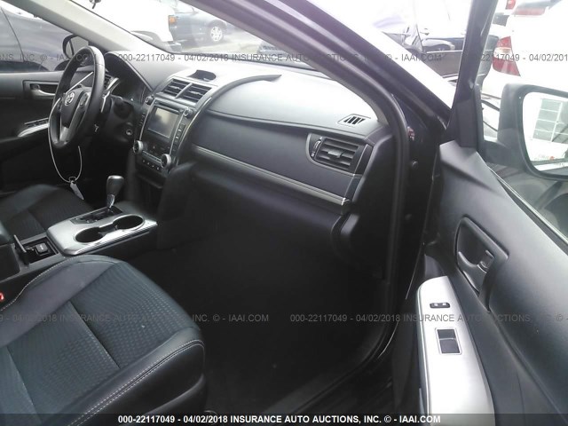 4T1BF1FK8DU708710 - 2013 TOYOTA CAMRY L/SE/LE/XLE 深蓝色 照片 5