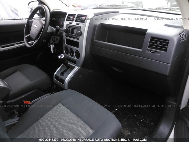 1J8FT47W78D658558 - 2008 JEEP COMPASS SPORT SILVER photo 5