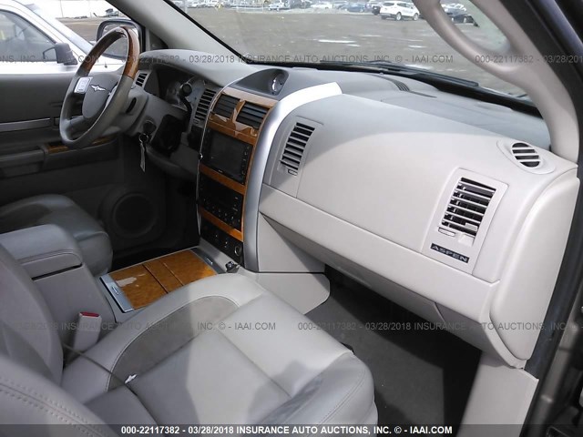 1A8HW582X8F125853 - 2008 CHRYSLER ASPEN LIMITED TAN photo 5