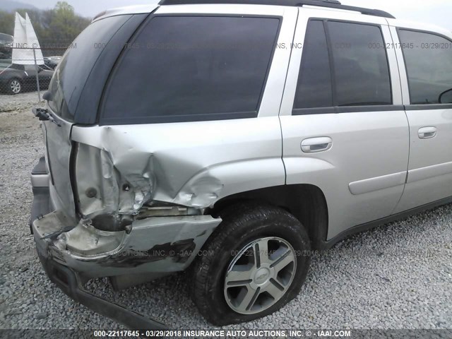 1GNDT13S252356433 - 2005 CHEVROLET TRAILBLAZER LS/LT SILVER photo 6