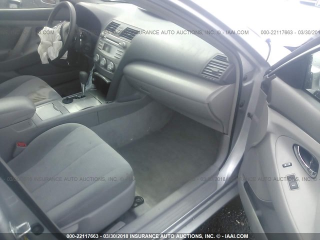 4T1BF3EK0BU156498 - 2011 TOYOTA CAMRY SE/LE/XLE SILVER photo 5