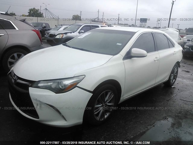 4T1BF1FK6FU487157 - 2015 TOYOTA CAMRY LE/XLE/SE/XSE WHITE photo 2