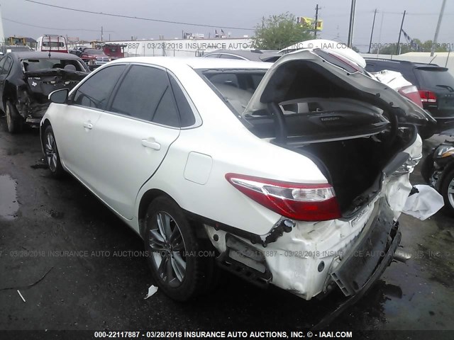 4T1BF1FK6FU487157 - 2015 TOYOTA CAMRY LE/XLE/SE/XSE WHITE photo 3
