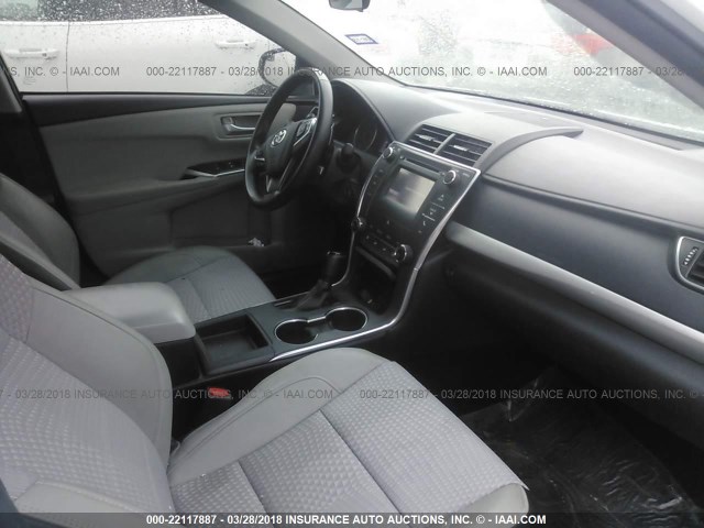 4T1BF1FK6FU487157 - 2015 TOYOTA CAMRY LE/XLE/SE/XSE WHITE photo 5