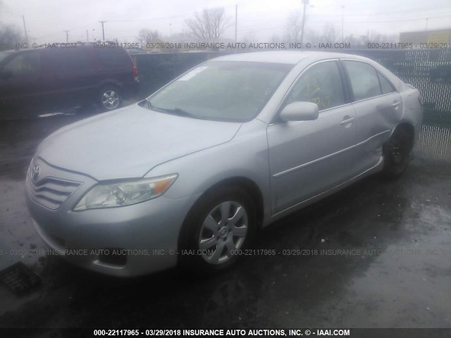 4T1BF3EK6BU632141 - 2011 TOYOTA CAMRY SE/LE/XLE SILVER photo 2