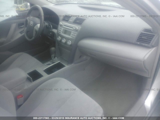 4T1BF3EK6BU632141 - 2011 TOYOTA CAMRY SE/LE/XLE SILVER photo 5