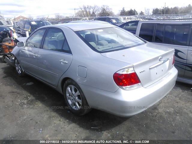 4T1BE30K35U026990 - 2005 TOYOTA CAMRY LE/XLE/SE SILVER photo 3