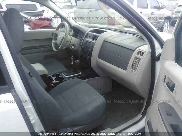 1FMCU02759KD10024 - 2009 FORD ESCAPE XLS WHITE photo 5