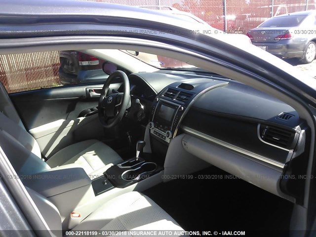 4T1BF1FKXEU309623 - 2014 TOYOTA CAMRY L/SE/LE/XLE 灰色 照片 5