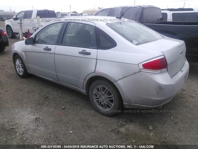 1FAHP3FN5AW221360 - 2010 FORD FOCUS SE SILVER photo 3