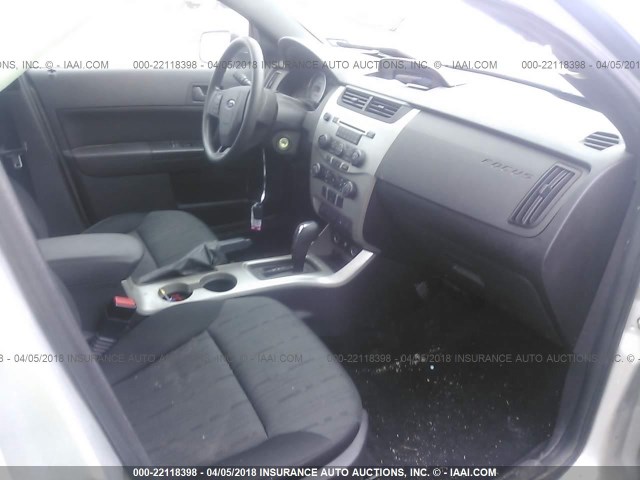 1FAHP3FN5AW221360 - 2010 FORD FOCUS SE SILVER photo 5