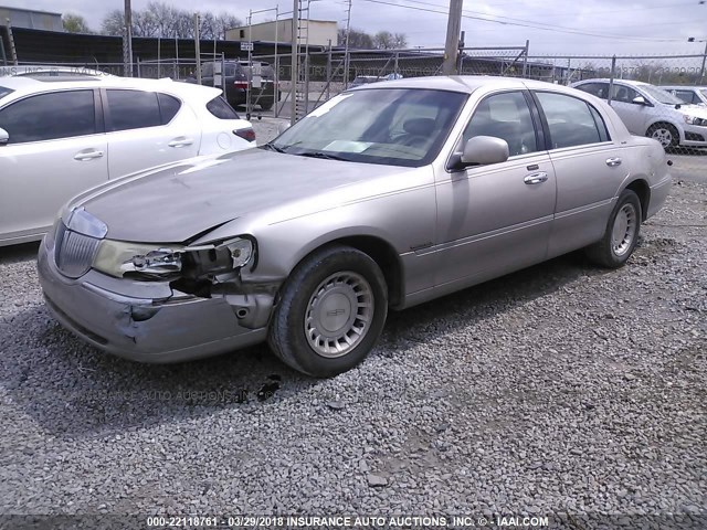 1LNHM81W41Y737919 - 2001 LINCOLN TOWN CAR EXECUTIVE GOLD photo 2