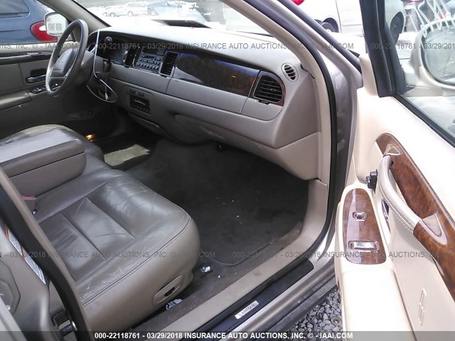 1LNHM81W41Y737919 - 2001 LINCOLN TOWN CAR EXECUTIVE GOLD photo 5