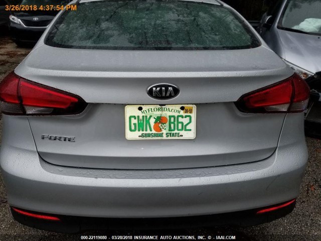 3KPFL4A71JE170493 - 2018 KIA FORTE LX/S SILVER photo 10