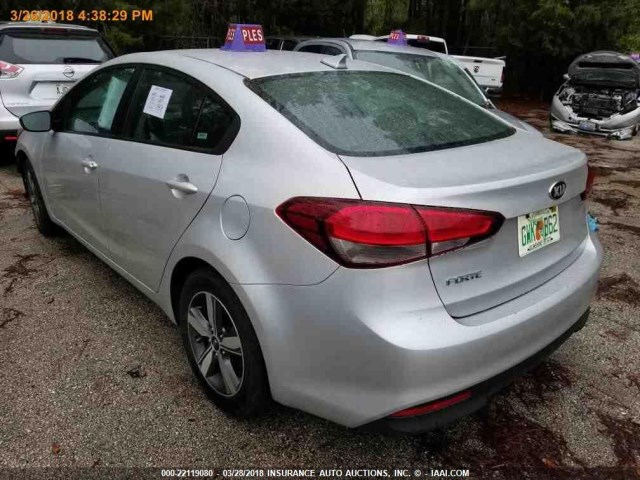 3KPFL4A71JE170493 - 2018 KIA FORTE LX/S SILVER photo 8