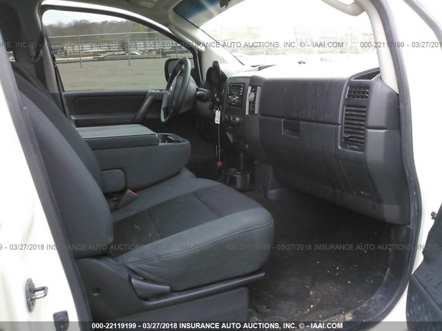 1N6AA07D28N348808 - 2008 NISSAN TITAN XE/SE/LE WHITE photo 5