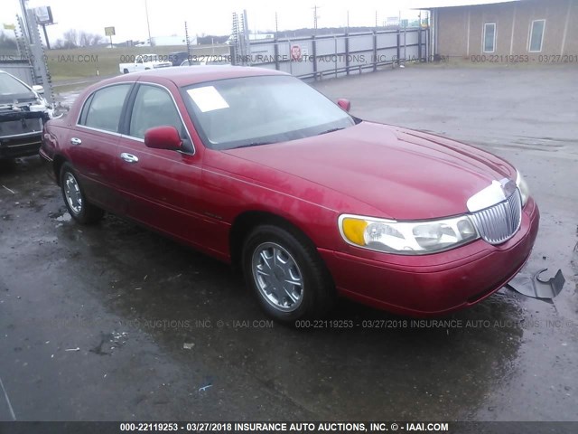 1LNFM82W4WY691473 - 1998 LINCOLN TOWN CAR SIGNATURE RED photo 1