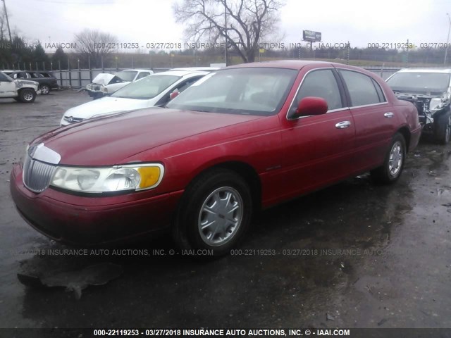 1LNFM82W4WY691473 - 1998 LINCOLN TOWN CAR SIGNATURE RED photo 2