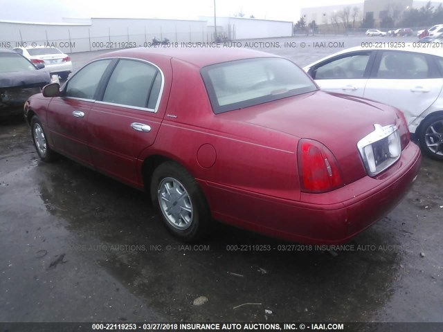 1LNFM82W4WY691473 - 1998 LINCOLN TOWN CAR SIGNATURE RED photo 3