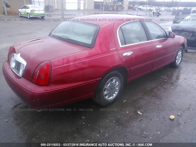 1LNFM82W4WY691473 - 1998 LINCOLN TOWN CAR SIGNATURE RED photo 4