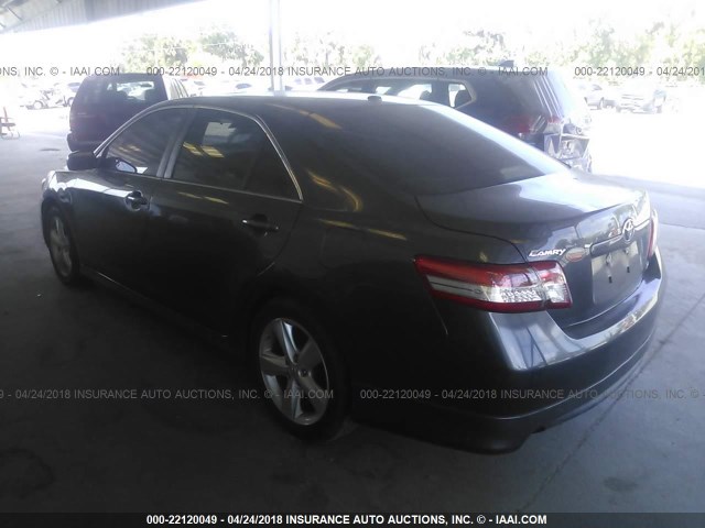 4T1BF3EKXBU183126 - 2011 TOYOTA CAMRY SE/LE/XLE GRAY photo 3